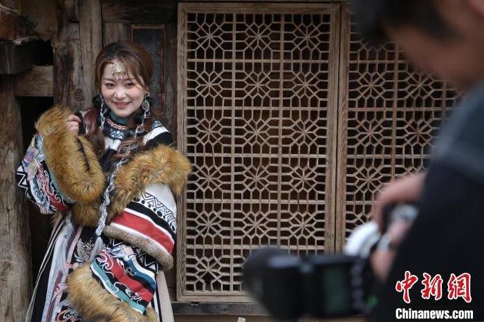 (走进中国乡村)解锁藏寨扎尕那的“松弛感”