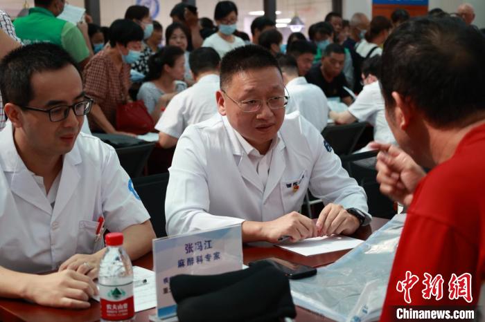 (身边的变化)百余专家回老家义诊:用医学所成回馈家乡 点亮乡村医路