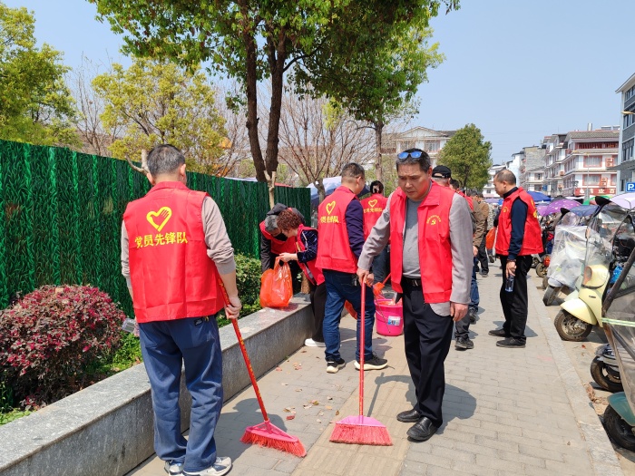 阳朔县市场开发服务中心党支部：美化市场环境，传承雷锋精神